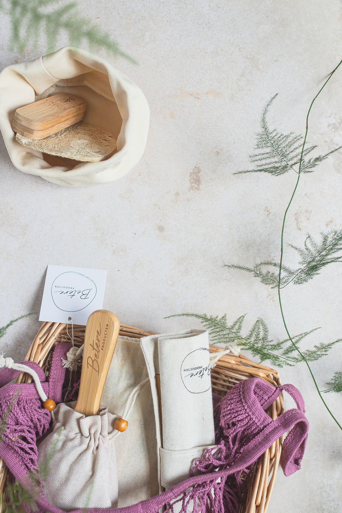 Reusable eco-friendly vacuum compression bags as sustainable packaging alternative for B2B importers