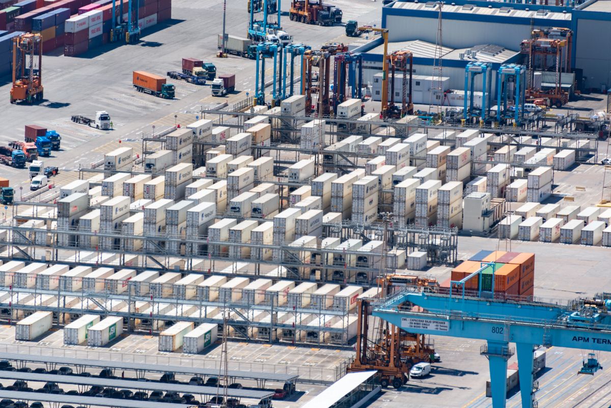 Warehouse logistics and shipping containers for B2B vacuum bag wholesale