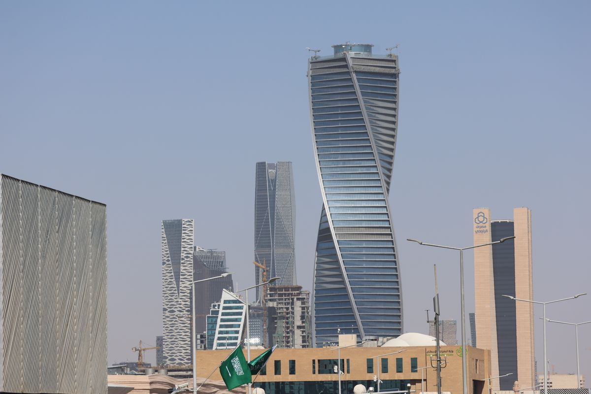 Modern Riyadh skyline with iconic buildings — Saudi retail vacuum bag channels