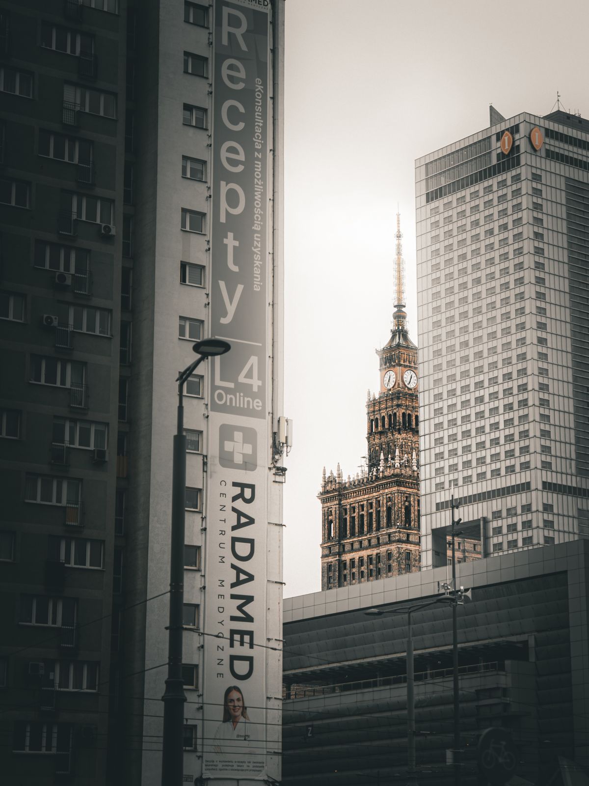 Warsaw cityscape with Palace of Culture — Poland B2B vacuum bag logistics