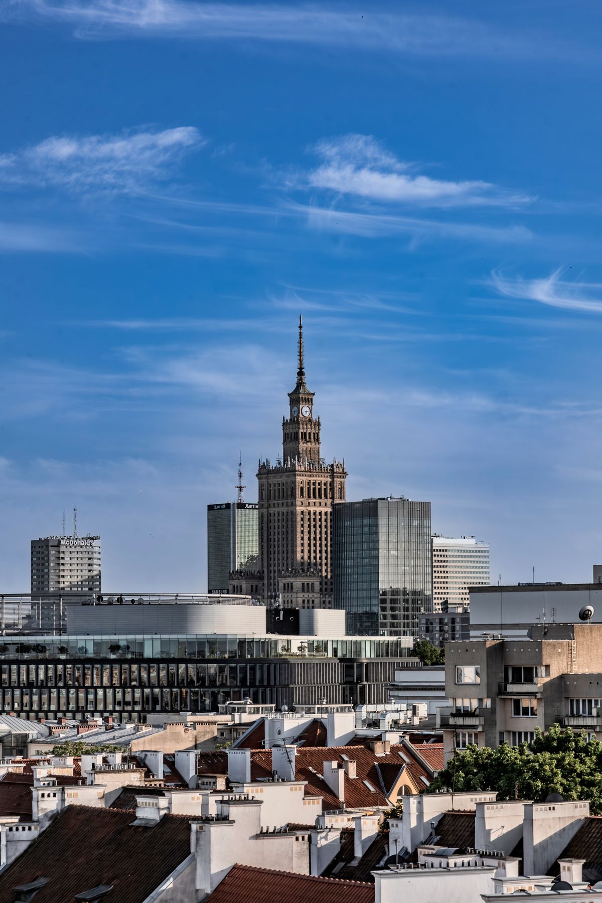 Warsaw Palace of Culture over city buildings — Polish vacuum bag retail market